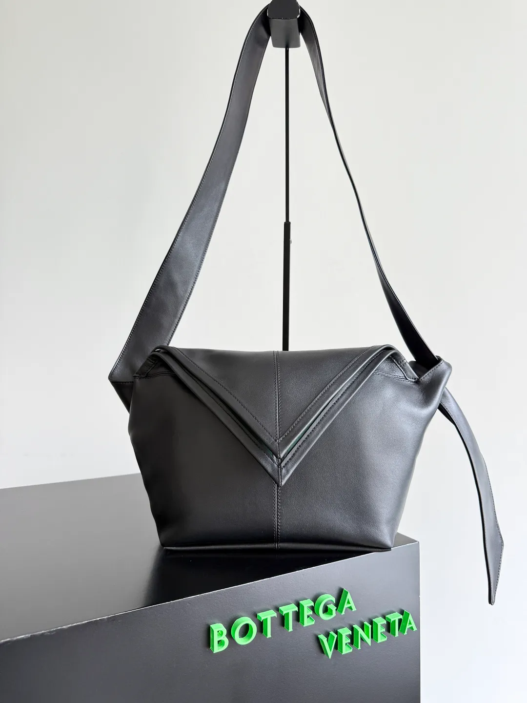 Batch 2220 Bottega Veneta small Sawyer leather model, but still light and soft, the straps can be knotted to adjust the length. Durable and large in capacity, it meets my extremely high standards for small carry-on bags. The texture of cowhide is really amazing, and it can be easily matched with both business and leisure. This bag is a Sawyer Bag that is interpreted with triangles and geometric circles👜. Its soft but indestructible appearance constitutes its fashionable beauty. You can freely adjust the length of the backpack😊No matter how complicated the world is, as long as there is a bag with you, everything will become better, and it is easy for boys and girls to control it! Style number: 815807 Size: 25*17*12cm